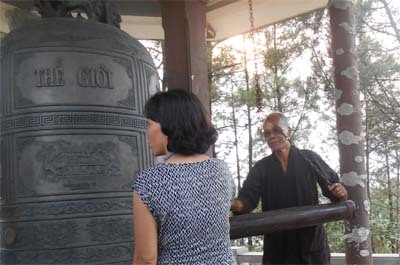 Gặp ông lão hơn 3.000 ngày thỉnh chuông cầu Quốc thái dân an